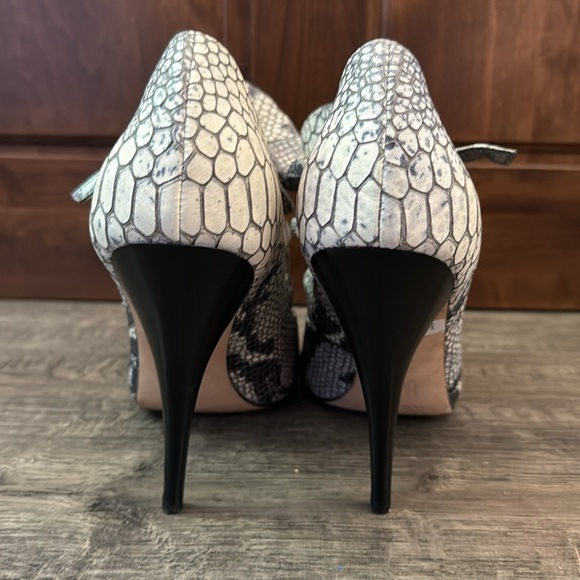 Saks Fifth Avenue Ruffled Snake Print Heels, leather 8.5, open toe, 4.5” heel - Picture 5 of 8